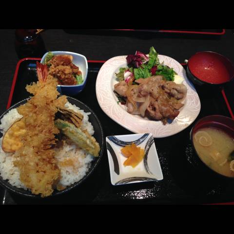 ランチ 天丼に生姜焼きに唐揚げついて、すごいボリュームすぎる。