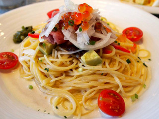 マグロとアボカドのクリームソース