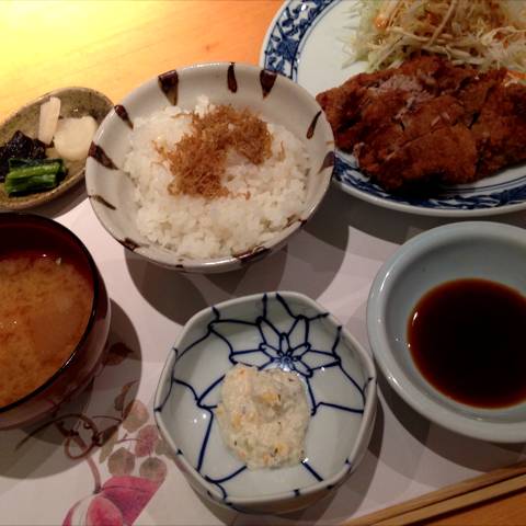 まぐろほほ肉一口カツ定食