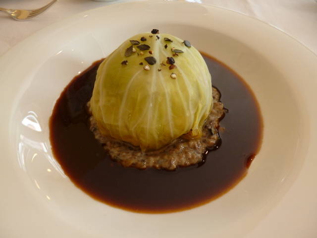 湘南みやじ豚ホホ肉のブレゼ、キャベツ包み