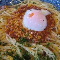 カルボナーラミートソース温泉卵添え