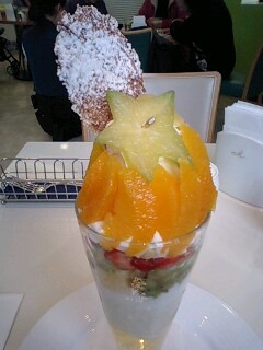 トロピカルサワーフルーツのチーズケーキパフェ