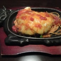 チーズハンバーグ・フレッシュトマトソース