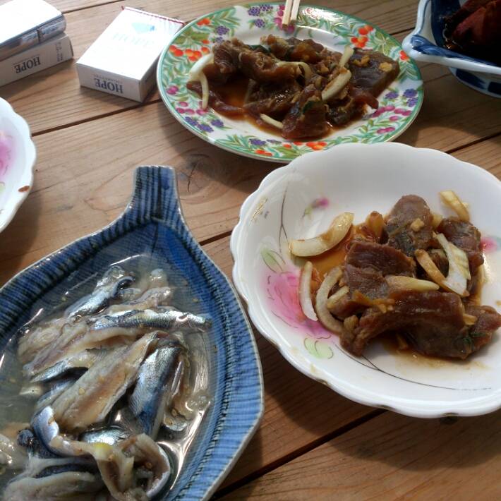 マグロの漬けと、マグロの玉子と、いわしの酢漬け。