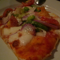 モッツァレラチーズと野菜のピザ