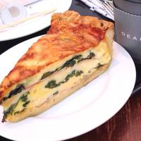 ランチに以前から気になっていたキッシュ。…