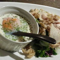 自家製スモークチキンと温泉玉子のシーザー…