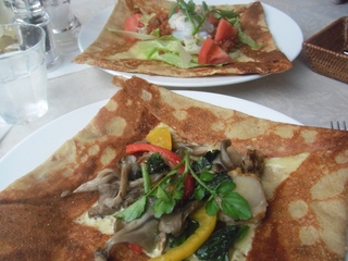 温泉卵・トマト・レタスのミートガレット