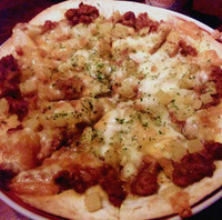 ミートソースとたくあんのピザ