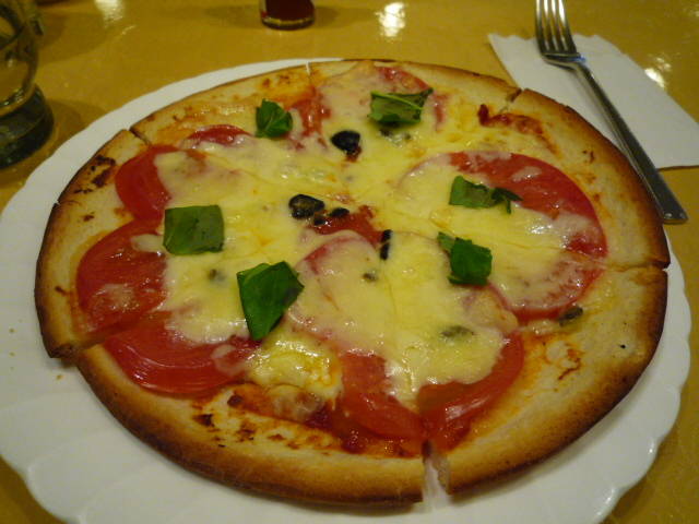 トマトとバジルのピザ