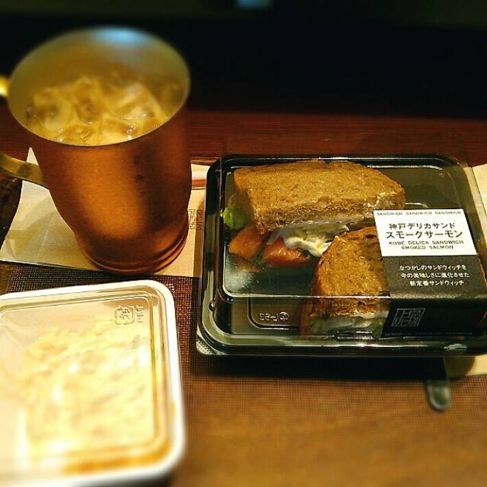 サーモンサンド明太ポテトサラダ黒糖ミルクコーヒー