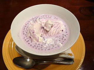 紫イモのタピオカ入りココナッツアイスミルク