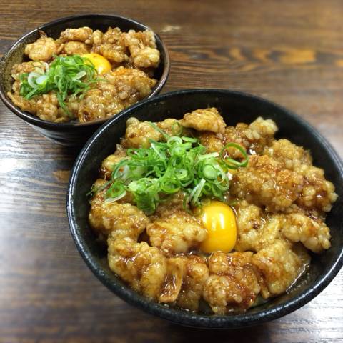 特盛りホルモン丼と大盛りホルモン丼