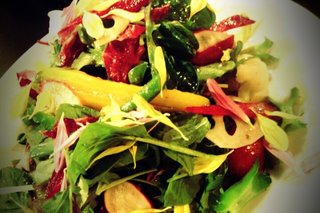 野菜がたっぷり入った和食サラダ