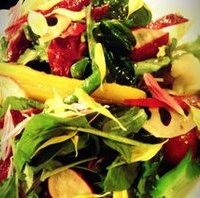 野菜がたっぷり入った和食サラダ