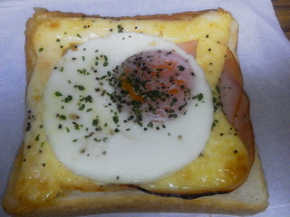 ハム目玉焼きトースト