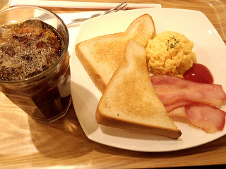 トースト　スクランブルエッグ添え