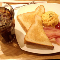 トースト　スクランブルエッグ添え