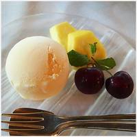 バニラアイスクリームのフルーツ添え