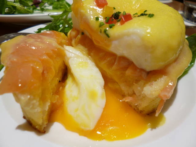 スモークサーモン エッグベネディクト