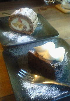 切り株ロール（奥）とガトーショコラ（手前）