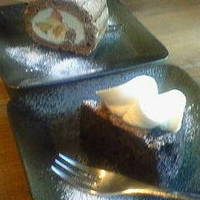 切り株ロール（奥）とガトーショコラ（手前）