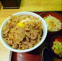 すき焼き丼ときつねうどんのセット