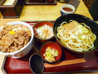 すき焼き丼ときつねうどんのセット