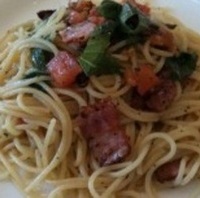 トマトとベーコンのバジリコペペロンチーノ