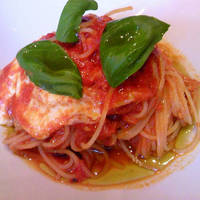 モッツアレラチーズとバジルのトマトソース