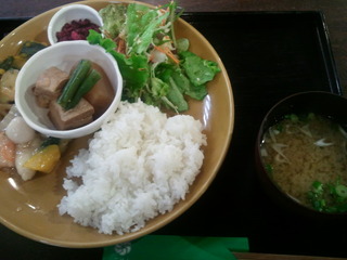 主菜とごはんが選べるランチ