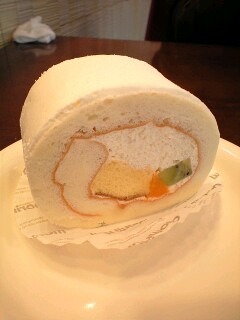 真っ白フルーツロール