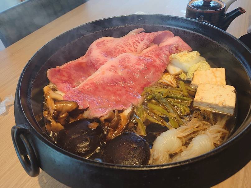 松阪牛極上霜降り肉すき焼きコース　８，８００円（税込）