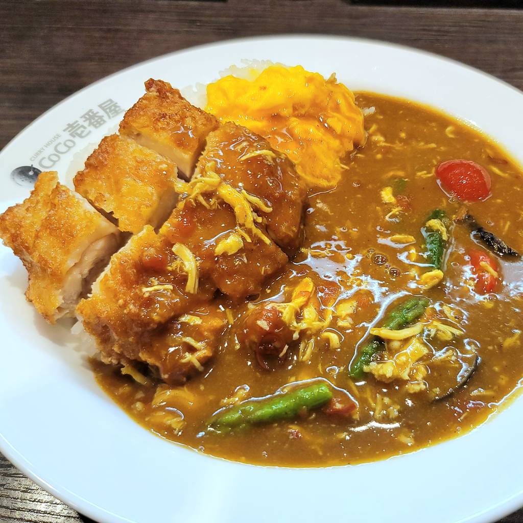 チキンと夏野菜カレー　輪切り唐辛子入り　プラス　パリパリチキン