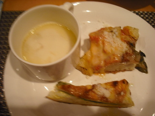 スープとキッシュとパン