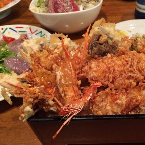 お頭と身の部分が別々になっている大エビの天ぷらが２尾と、野菜の天ぷらでボリュームが満点でした。