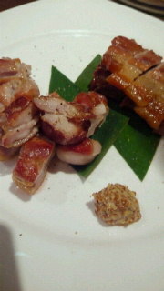 自家製燻製炙りベーコン、炙り地鶏モモ盛り合せ