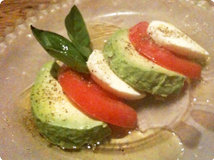 アボカドとトマトのカプレーゼ