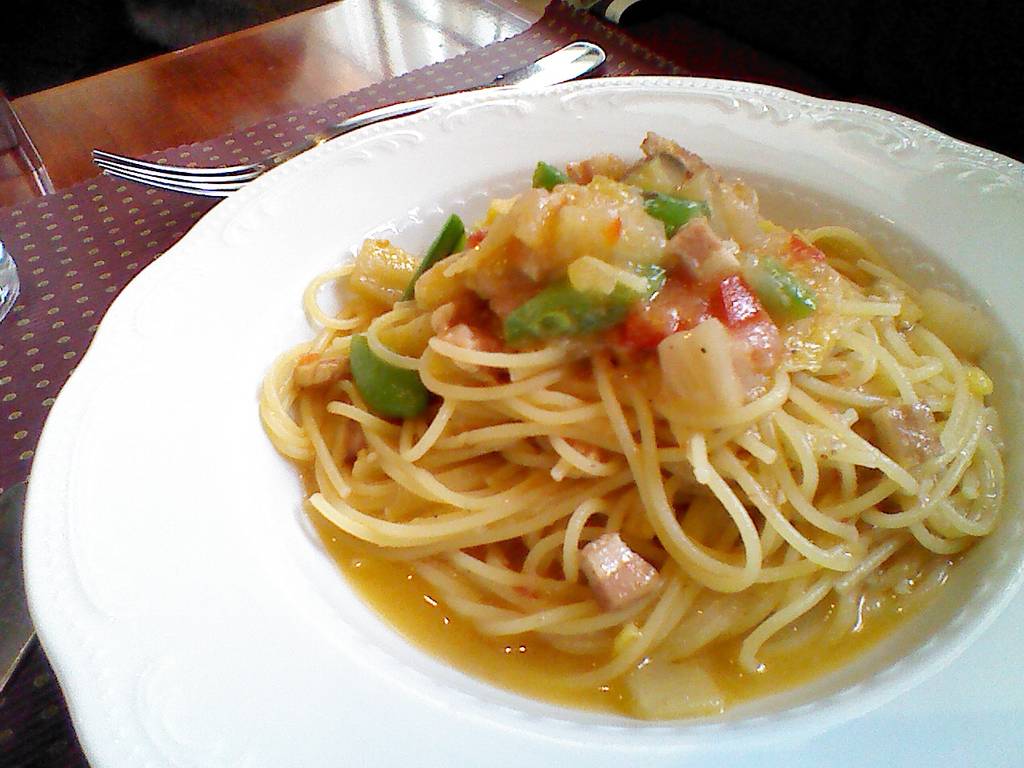 Ａ　ランチ（季節の前菜、パン、たっぷりの旬野菜を白ワインで煮込んだスパゲッティ）と、ティラミス