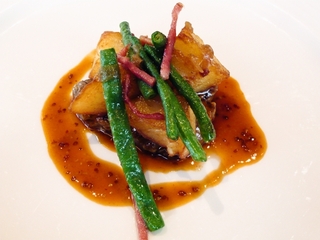 牛フィレ肉の網焼きとじゃがいもいんげんのリヨネーズ