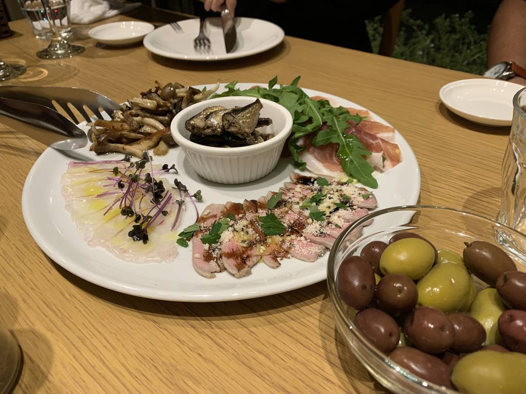 フルコース：前菜、サラダ、パスタ二種類、マルゲリータピザ、北海道の豚肉ステーキ、デザート