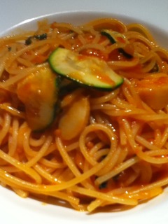 ズッキーニとホタテのトマトクリームパスタ