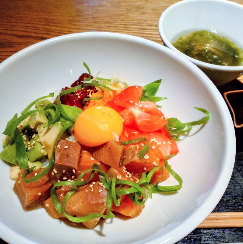 ブリとサーモンの燻製ポキ丼