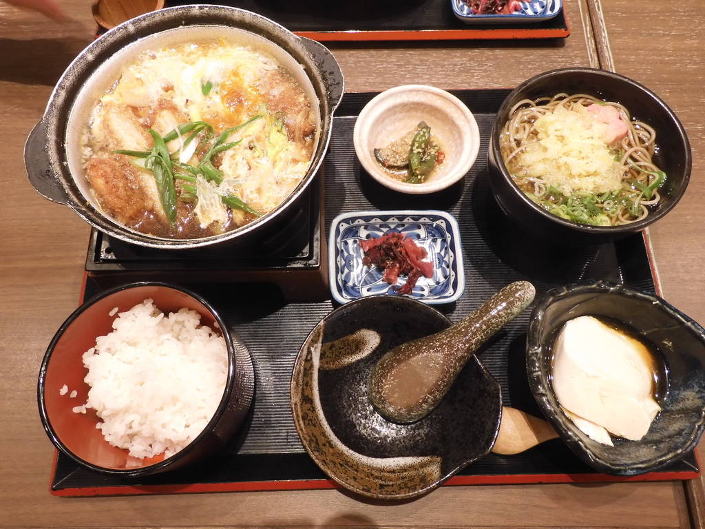 カツ鍋にミニ蕎麦、おぼろ豆冨（豆腐と書かない）ご飯、小鉢のセット