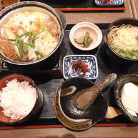 カツ鍋にミニ蕎麦、おぼろ豆冨（豆腐と書か…