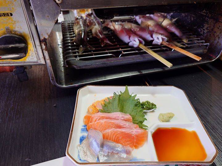 早春コースの鮎の塩焼き（２尾）、刺身盛り合わせ（鮎・伊吹サーモン・フナの子付き）