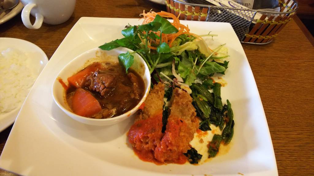 ビーフシチュー＆チキンカツ（Ａランチ・サラダ＆スープ付き・コーヒーｅｔｃセルフ飲み放題）