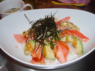 サーモンとアボカドのカリフォルニアどんぶり