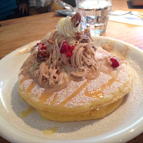 Ｍｏｎｔ Ｂｌａｎｃ Ｐａｎｃａｋｅ － － 和栗と仏産マロンのモンブランパンケーキ －