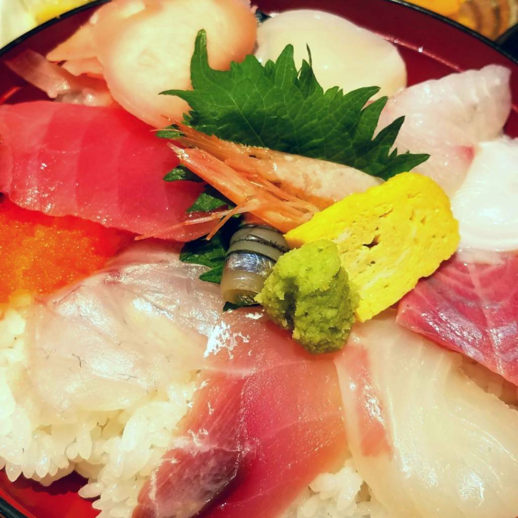 水曜日　海鮮丼（小鉢・サラダ・新香・味噌汁）